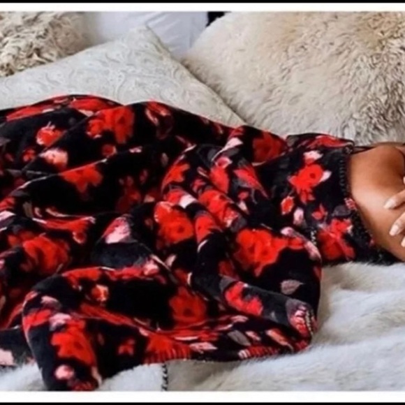 NEW VICTORIAS SECRET SHERPA BLANKET RED FLORAL50”x 60”